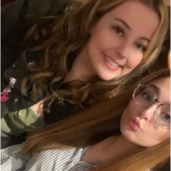 ♡ MEET YOUR POSHER ♡ - Picture 3 of 4